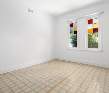 Light-Filled One-Bedroom Flat in a Convenient, Quiet Location - Photo 5