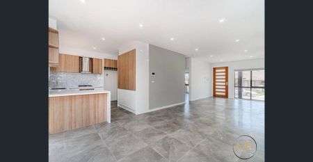 Spacious Family Home in Roxburgh Park - Photo 3