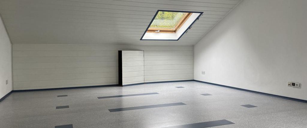 120 m² Wohnkomfort in Oberderdingen – frisch sanierte Dachgeschosswohnung - Foto 1