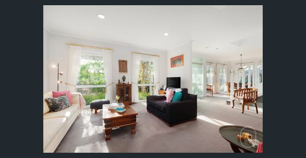 Charming Three-Bedroom Townhouse in Leafy Camberwell - Photo 1