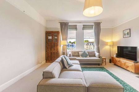 A beautifully presented three bedroom second floor apartment - Photo 3
