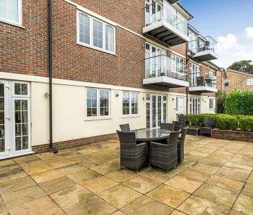 2 bed flat to rent in Sparrows Herne, Bushey, WD23 - Photo 2