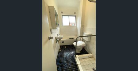 Spacious 3 bedroom-2 bath unit in the most convenient location - Photo 5