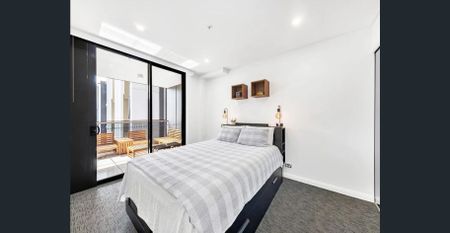 Top-Floor 1 Bedroom Apartment with Sweeping Views - Photo 4