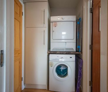 Remodelled and furnished to the highest standard - Photo 4