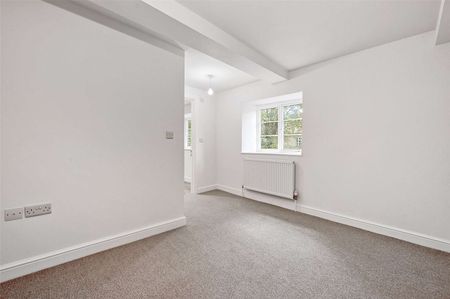 A beautfiully restored four bedroom Cottage - Photo 2