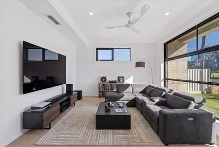 Space, Style & Comfort for the Whole Family - Photo 2