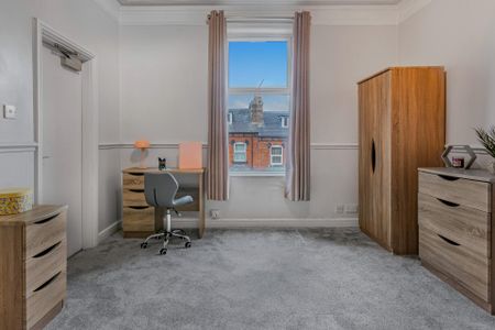 Flat 4, 207 HYDE PARK ROAD Leeds - LS6 1AH - Photo 2