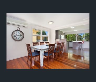 COMFORTABLE FAMILY LIVING IN A CONVENIENT CLONTARF LOCATION - Photo 3