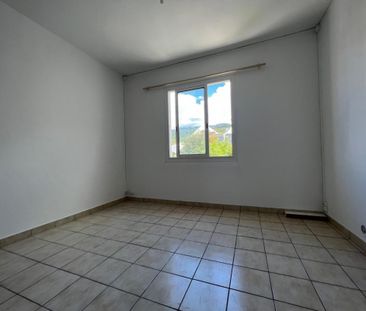 Location Appartement 3 pièces 74m² ST DENIS 97400 - Photo 2