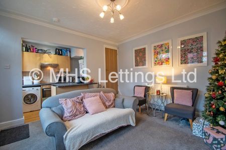 4 Bedroom Mid Terraced House for rent in Morris Grove - Photo 2