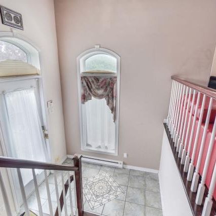 Superbe maison de ville, proche de tout! - Photo 3