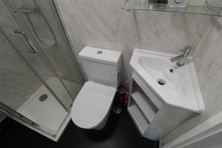 1 bedroom in a house share to rent - Photo 5