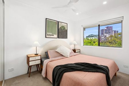 Executive Furnished Apartment in Prime Location - Walk to beach and Amenities - Photo 2