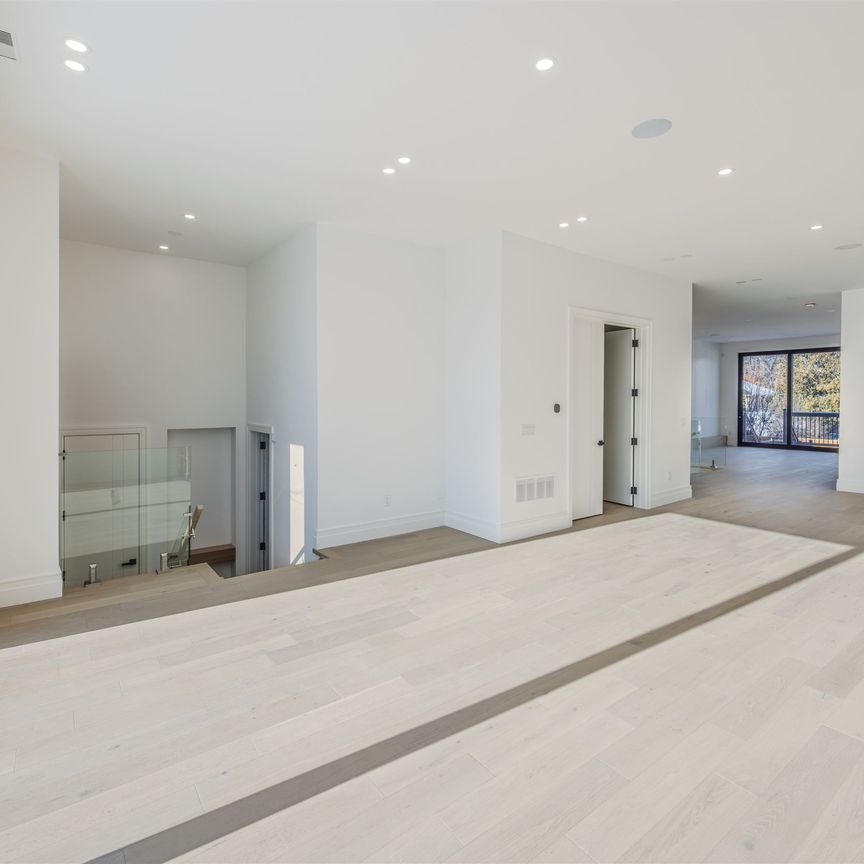 For Lease - 230 Townsgate Drive, Vaughan, Ontario - Photo 1