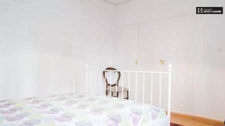 Double bed in Room in a shared 5-bedroom apartment for rent in Argüelles, professionals, couples, and students accepted - Foto 5