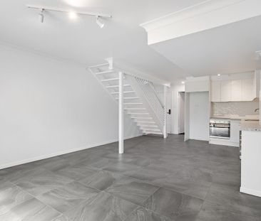 Beautifully Renovated 3 Brm Townhouse - Photo 2