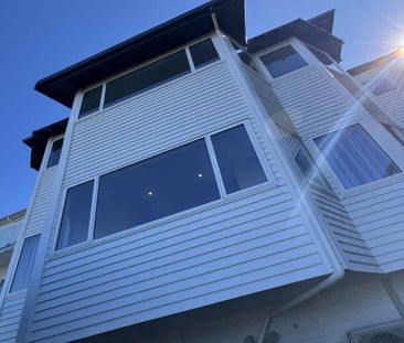 FABULOUS THREE BEDROOM APARTMENT: completely renovated throughout - Photo 1