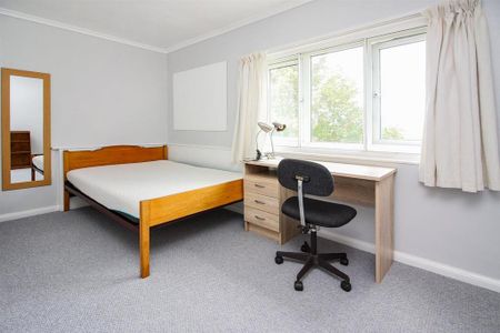 3 bedroom flat to rent - Photo 4