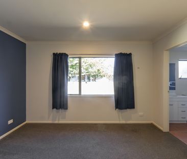 Inviting Three Bedroom Home - Photo 6