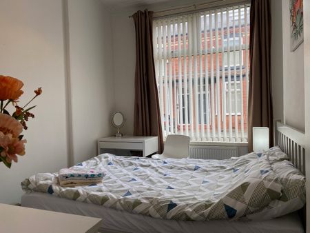 3 Bed Terraced House, Ventnor Street, M6 - Photo 3