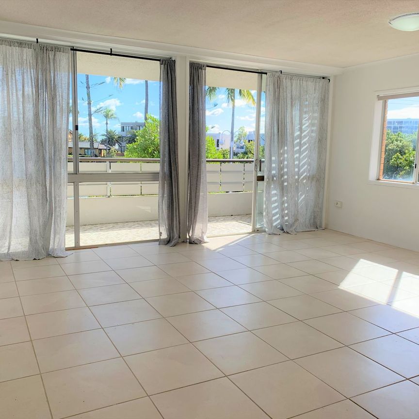 2 BEDROOM UNIT WITH WATER VIEWS – SURFERS PARADISE - Photo 1