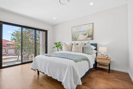 Near-New 5 Bedroom Duplex on Quite Street-Walk to Station and Shops - Photo 5