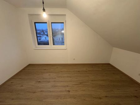 GROßZÜGIGE 4-ZIMMER DACHGESCHOSSWOHNUNG MIT BALKON! SOFORT VERFÜGBAR! - Photo 4