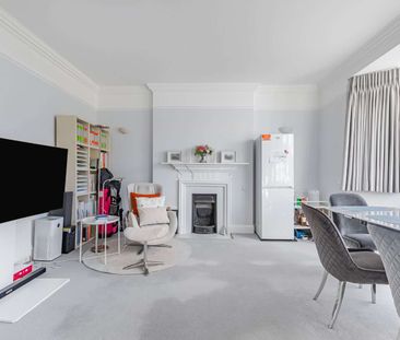 Spacious three bedroom flat in charming period conversion - Photo 4