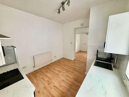 Chigwell Road, South Woodford, E18 - Photo 2