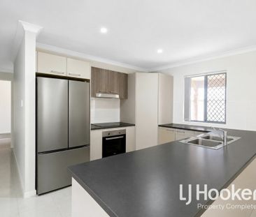 MODERN FAMILY HOME - GREAT YARD SIZE - CONVENIENT LOCATION - Photo 4