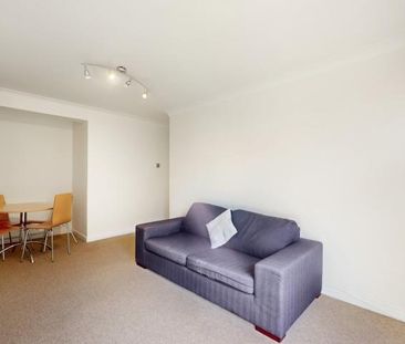 2 Bedroom, 1 bath, 1 reception Flat - Photo 6
