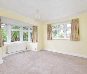 2 bed detached bungalow to rent in Westover Road, High Wycombe, HP13 - Photo 4