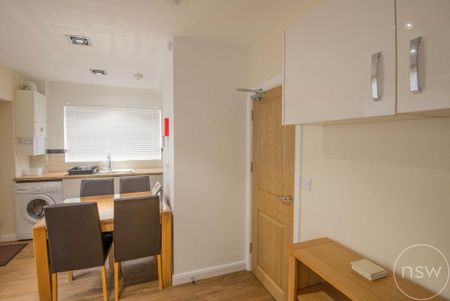 4 bedroom semi-detached house to rent - Photo 5