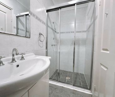 Spacious Open Plan neat & Tidy Two Bedroom Unit! - Photo 3