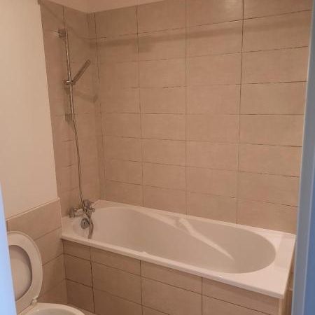 Location Appartement 2 pièces 46m² DRAGUIGNAN 83300 - Photo 4