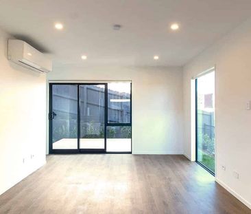 Modern 3 bedroom townhouse with water views - Photo 1