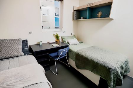 Twin Bed in 5 Bedroom Apartment - Photo 3