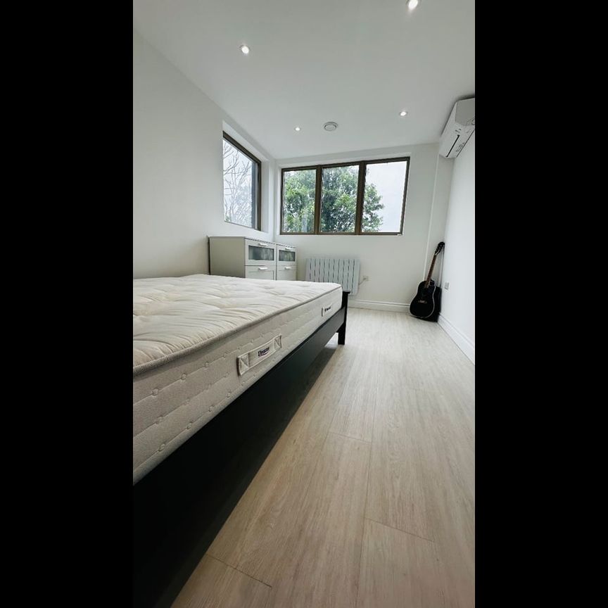 Room in a Shared Flat, Staines Road, TW4 - Photo 1