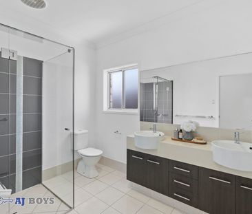 4 Bedroom House with 5kw solar and Walking Distance to Harbour Town... - Photo 6