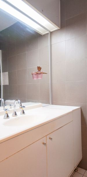 WELL-PRESENTED STUDIO IN CONVENIENT LOCATION - Photo 1