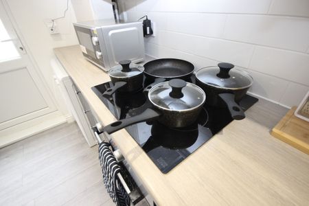 Room , Gorton Road - Photo 2