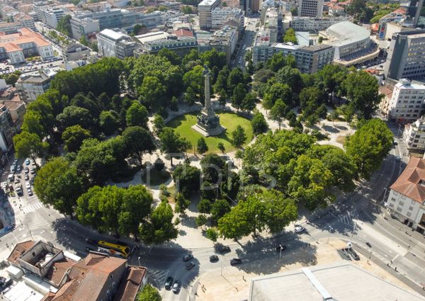 Apartamento T1 com varanda - Novo - Casa da Musica - Rotunda Boavista