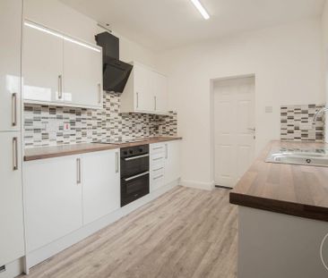 6 bedroom end of terrace house to rent - Photo 2