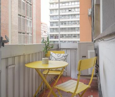 Rooms for rent in 7-bedroom apartment in Cuatro Caminos - Photo 4