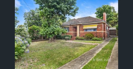 Period Character and convenience....Superb family home 3 bedrooms, 2 bathrooms - Photo 3