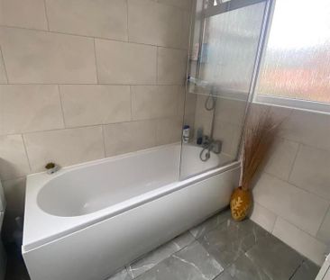 4 bedroom semi-detached house to rent - Photo 4