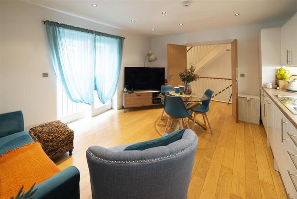 2 bedroom mews to rent - Photo 1