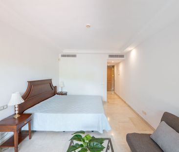 Middle Floor Apartment in Estepona - Photo 4