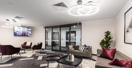Luxurious, Secure Apartment in Prestigious Location w/ Stunning Views & High Quality Fittings! - Photo 2